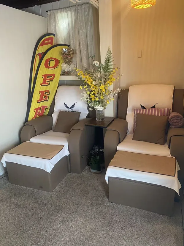 Reclining chairs for foot aromatherapy