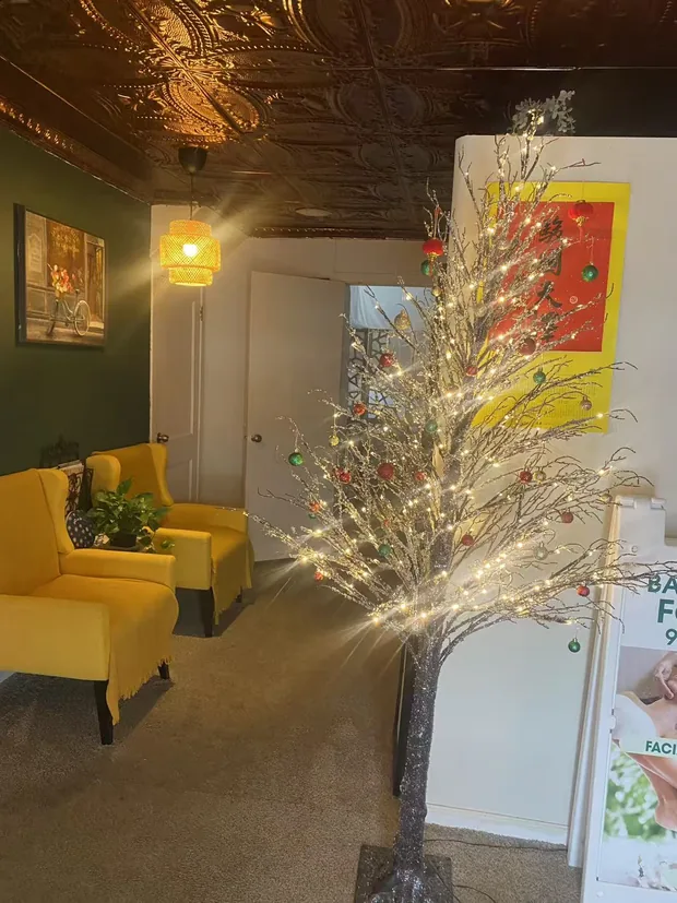Guest lounge with golden armchairs
